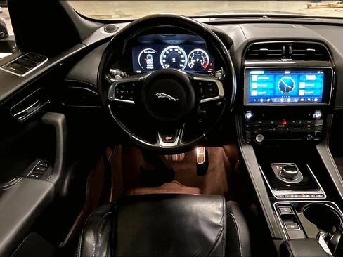 Used 2017 Jaguar F-PACE S image 6