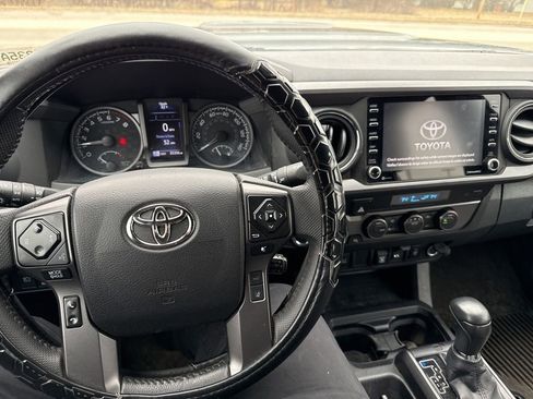 Used 2022 Toyota Tacoma TRD Sport image 14