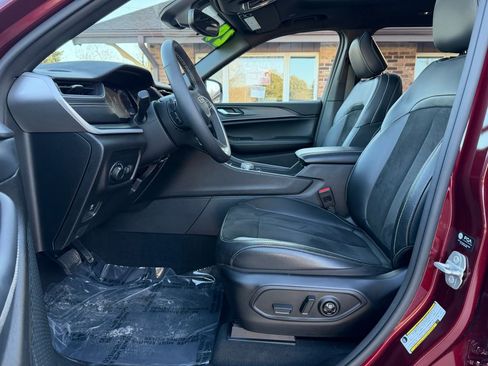 Used 2024 Jeep Grand Cherokee Altitude image 19