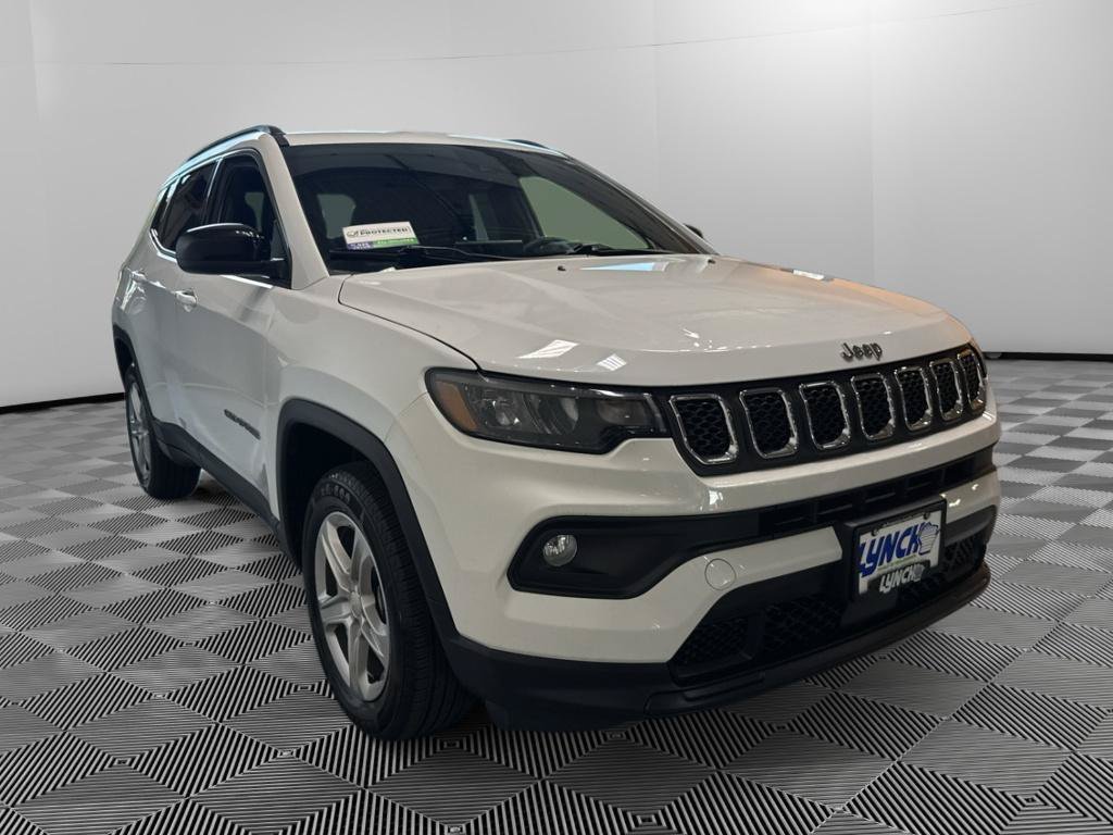 Used 2024 Jeep Compass Latitude AWD/4WD image 7