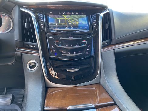 Used 2018 Cadillac Escalade Luxury image 10