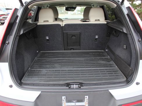 Used 2020 Volvo XC40 T5 Momentum image 11