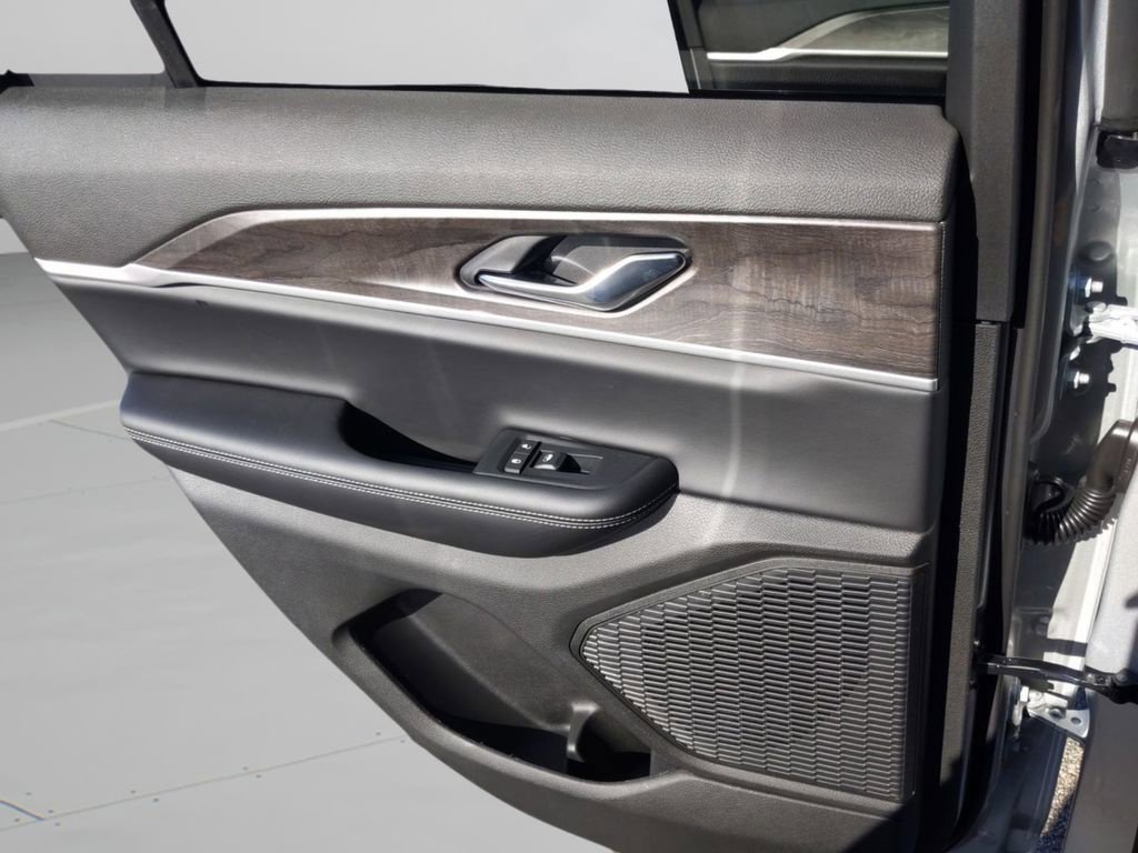 New 2025 Jeep Grand Cherokee Limited w/ Black Appearance Package RWD image 17
