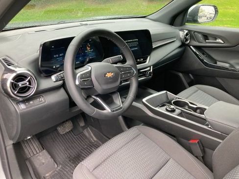 Used 2026 Chevrolet Equinox LT w/ Safety and Technology Package FWD image 6