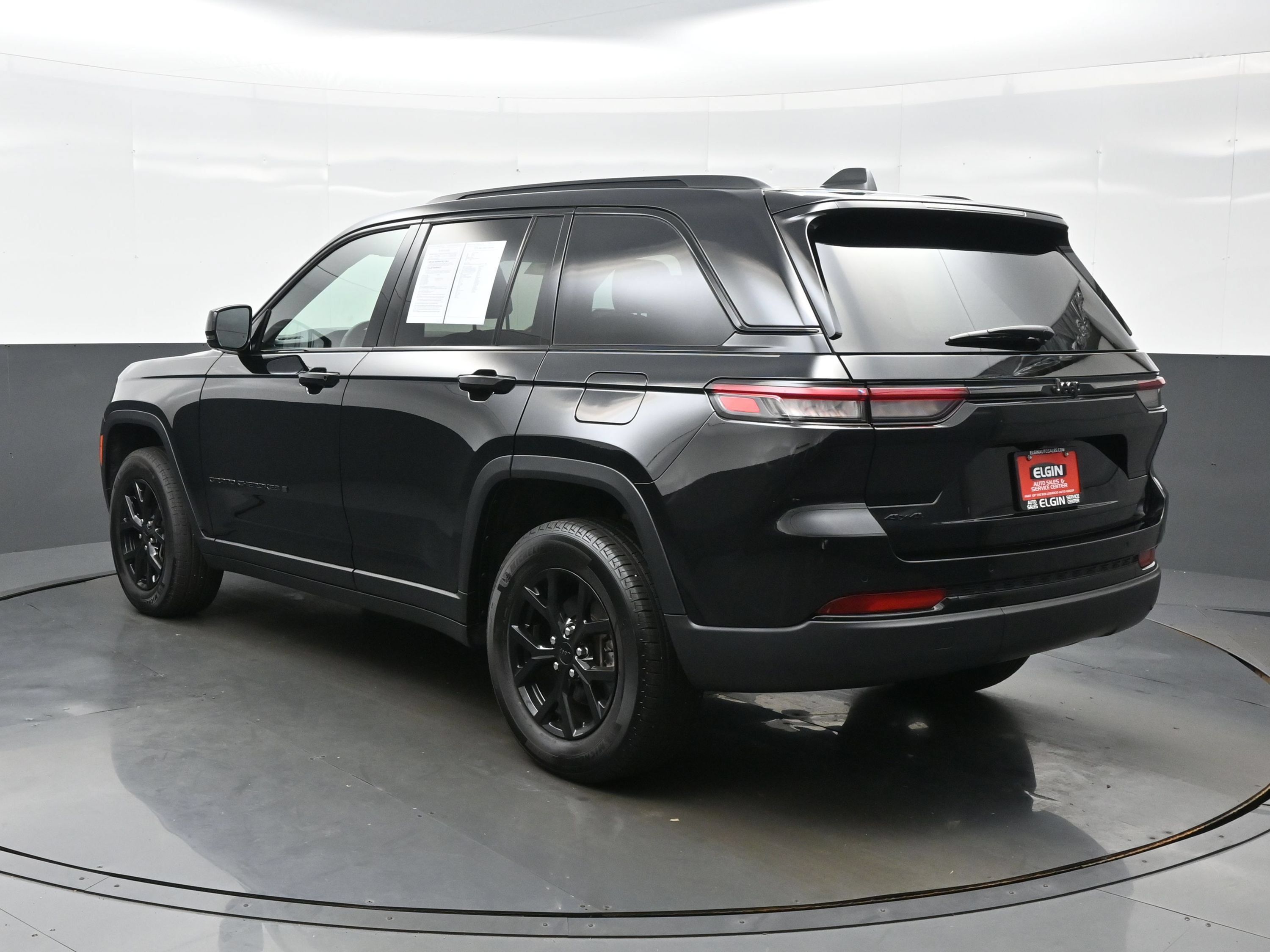 Used 2025 Jeep Grand Cherokee Altitude AWD/4WD image 4