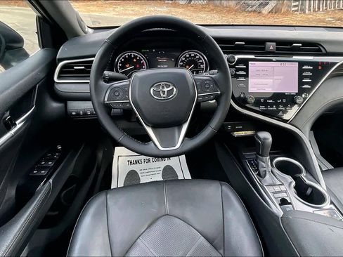 Used 2018 Toyota Camry XLE image 6
