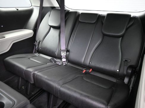 Used 2023 Kia Carnival EX image 20