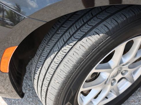 Used 2023 Chrysler Pacifica Touring-L FWD image 27