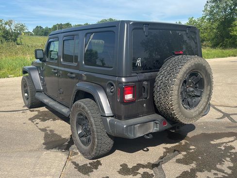 Used 2018 Jeep Wrangler Unlimited Sahara w/ Cold Weather Group AWD/4WD image 3