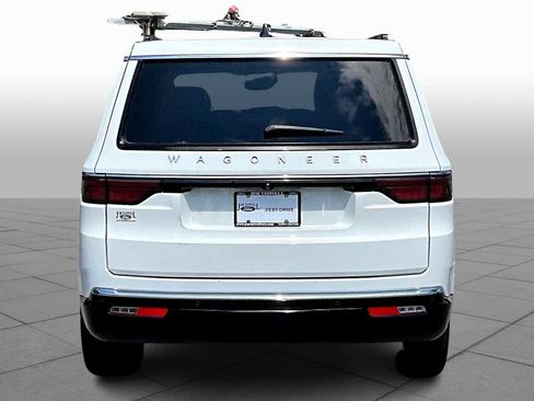Used 2024 Jeep Wagoneer 4WD w/ Premium Group I image 4