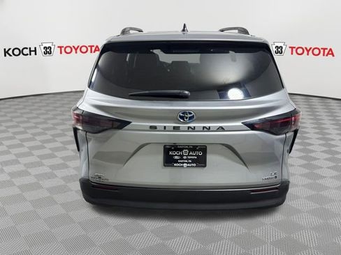 Used 2023 Toyota Sienna LE AWD/4WD image 7