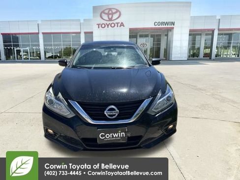 Used 2017 Nissan Altima 2.5 SV w/ Convenience Package FWD image 2