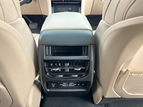 Used 2024 Jeep Grand Cherokee Limited w/ Luxury Tech Group II image 38