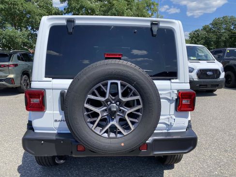 Certified 2025 Jeep Wrangler Unlimited Sahara AWD/4WD image 4