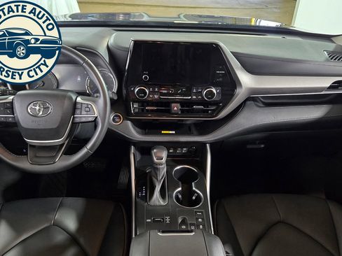 Used 2024 Toyota Highlander XLE AWD/4WD image 31