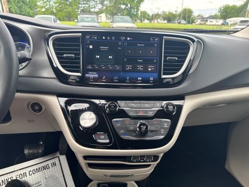 Used 2023 Chrysler Pacifica Touring-L FWD image 17