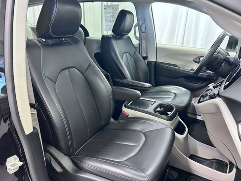 Used 2023 Chrysler Pacifica Touring-L image 21