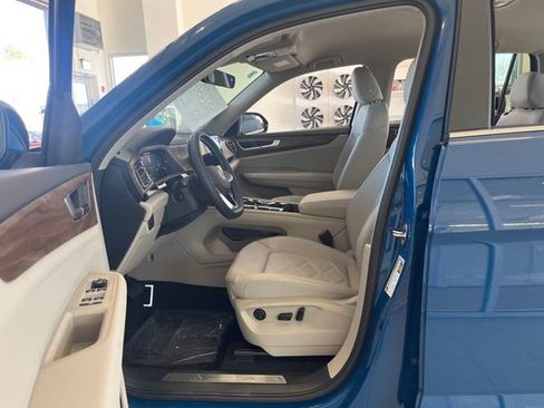 New 2025 Volkswagen Atlas SE FWD image 13