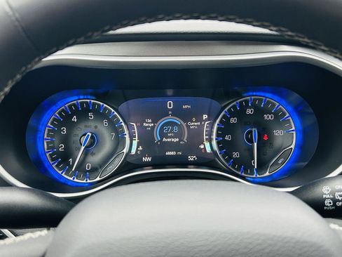 Used 2023 Chrysler Pacifica Touring-L image 19