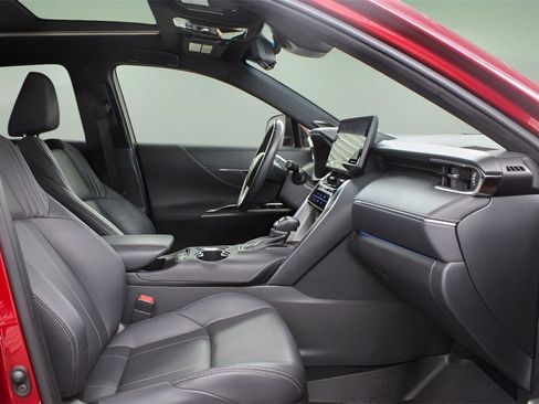 Used 2021 Toyota Venza XLE image 24