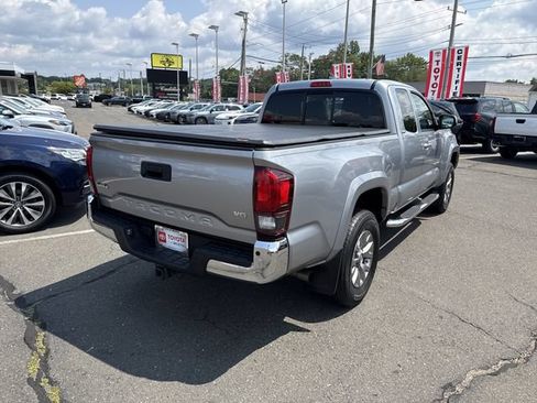 Used 2018 Toyota Tacoma SR5 AWD/4WD image 7