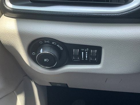 Used 2018 Chrysler Pacifica Touring-L FWD image 12
