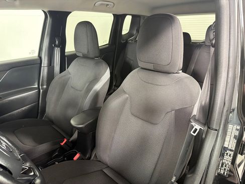Used 2020 Jeep Renegade Altitude w/ UConnect 8.4 Nav Group FWD image 13