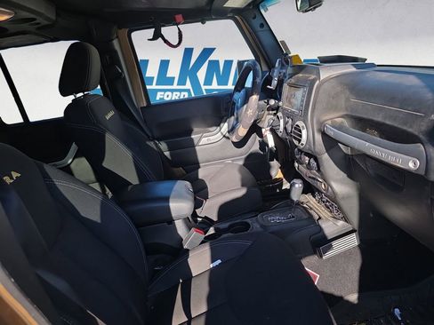 Used 2015 Jeep Wrangler Unlimited Sahara w/ Connectivity Group image 15