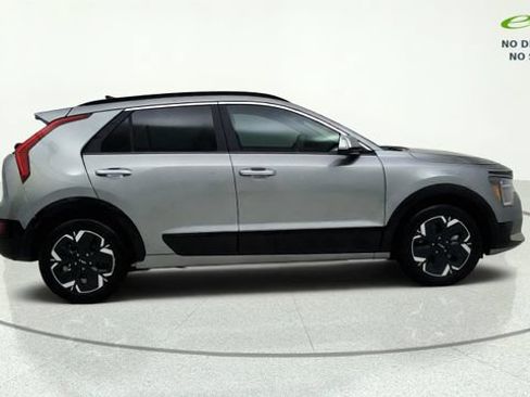Used 2024 Kia Niro Wave w/ Wave Preserve Package FWD image 2