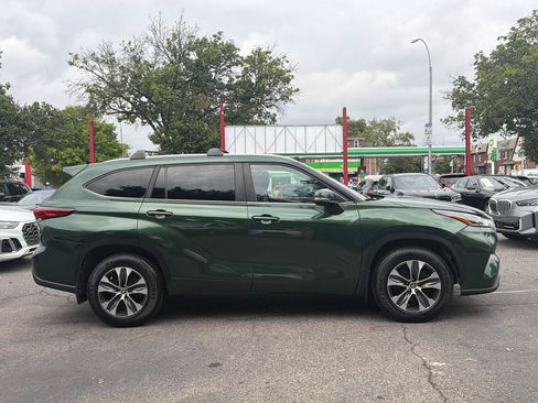 Used 2023 Toyota Highlander XLE AWD/4WD image 4