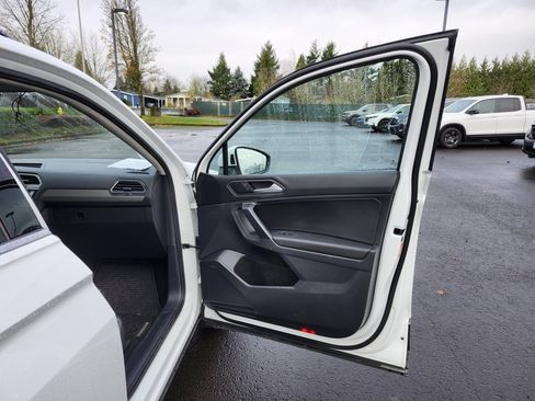 Used 2021 Volkswagen Tiguan SE w/ Panoramic Sunroof Package image 39