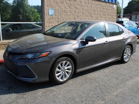 Used 2022 Toyota Camry LE FWD image 3