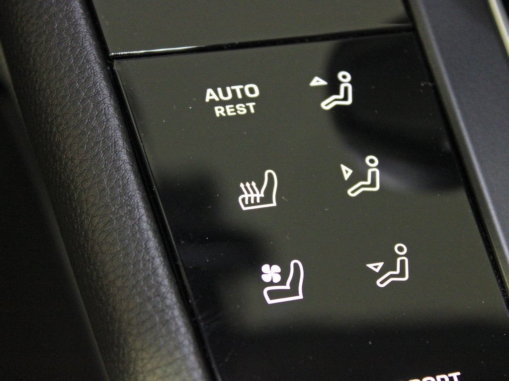 Certified 2026 Porsche Macan AWD/4WD image 30