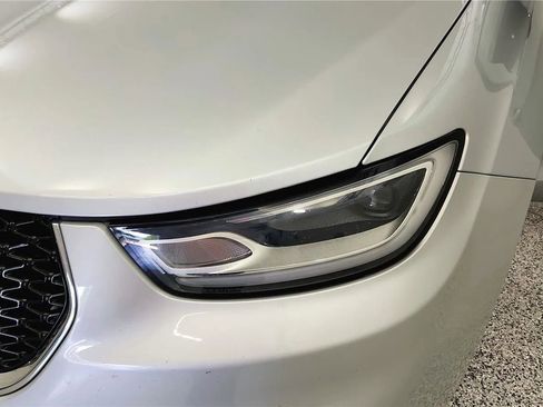 Used 2023 Chrysler Pacifica Touring-L FWD image 14