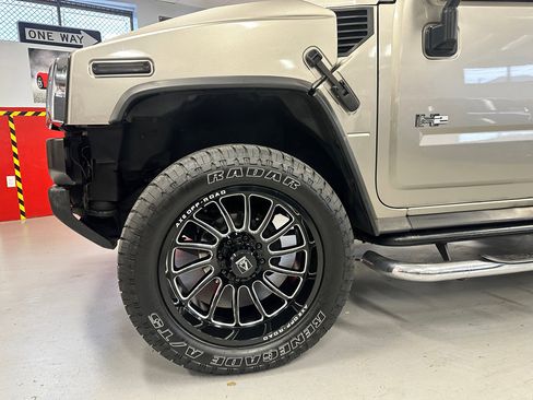 Used 2004 HUMMER H2 w/ Preferred Equipment Group image 16