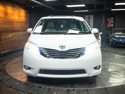 Used 2012 Toyota Sienna XLE image 4