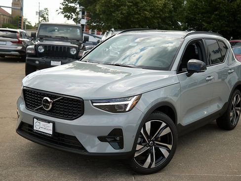 New 2025 Volvo XC40 B5 Plus w/ Protection Package Premier image 2