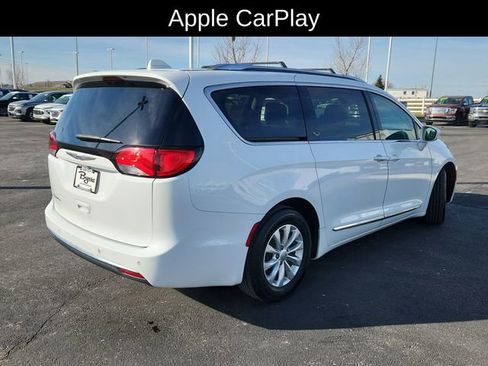 Used 2019 Chrysler Pacifica Touring-L image 9