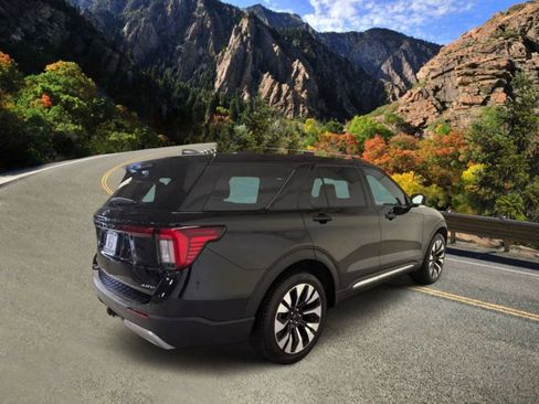 Used 2025 Ford Explorer Platinum w/ LUX Leather Package AWD/4WD image 18