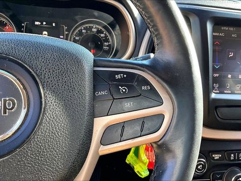 Used 2017 Jeep Cherokee Latitude w/ Cold Weather Group image 14