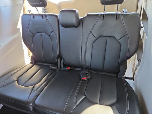 Used 2024 Chrysler Pacifica Touring-L image 9