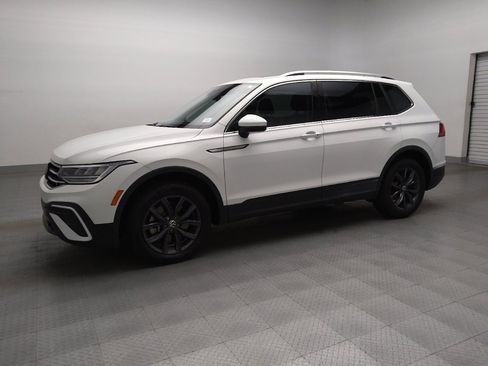 Used 2022 Volkswagen Tiguan SE w/ Panoramic Sunroof Package image 2