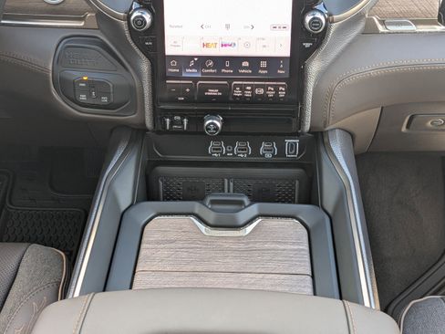 New 2026 RAM 2500 Limited AWD/4WD image 18