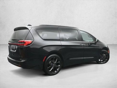 Used 2025 Chrysler Pacifica Limited FWD image 2