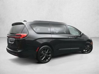 Used 2025 Chrysler Pacifica Limited FWD video 2