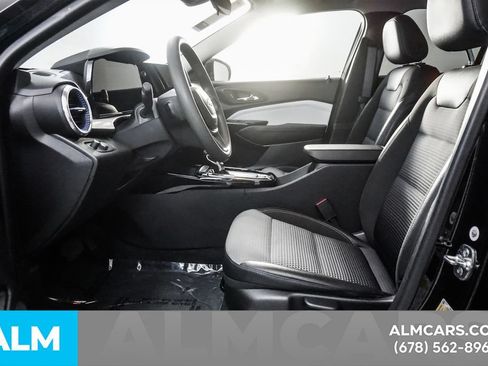 Used 2025 Chevrolet Trax LT FWD image 16