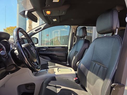 Used 2019 Dodge Grand Caravan SXT image 9