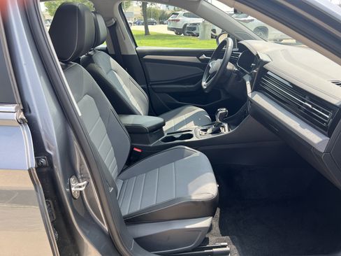 Certified 2025 Volkswagen Jetta SE w/ Sunroof Package FWD image 27