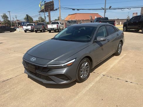 Used 2025 Hyundai Elantra Hybrid FWD image 8