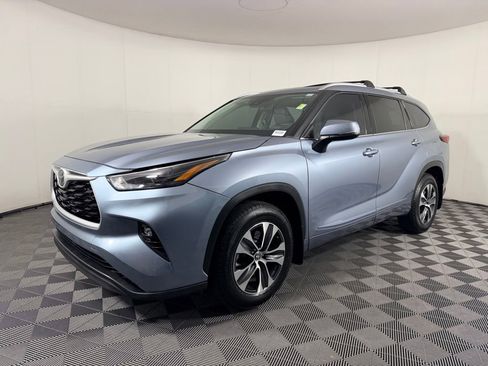 Used 2022 Toyota Highlander XLE FWD image 10